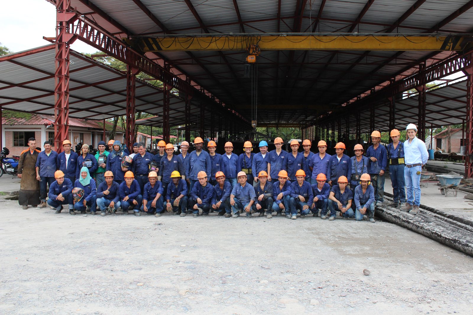 Planta de producción de PRECOLL S.A.S. con postes de concreto centrifugado en patio de curado, Villavicencio, Meta