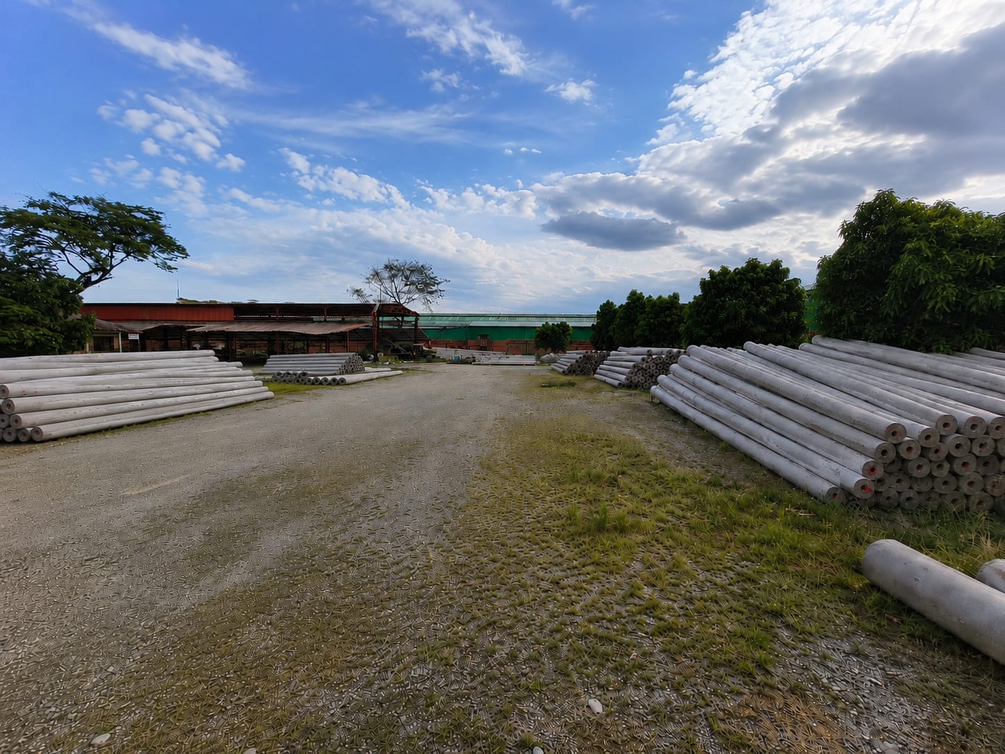 Patio de curado de postes de concreto centrifugado en la planta de PRECOLL S.A.S., Villavicencio, Meta